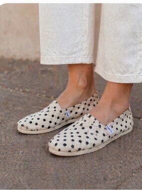 Tom’s canvas polka Dot Slip-On Canvas Flats  tan/black size 7.5